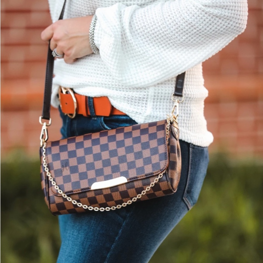 Brown checkered crossbody. Last one! Dimensions:
10.25” X 6.3” X 2.75”